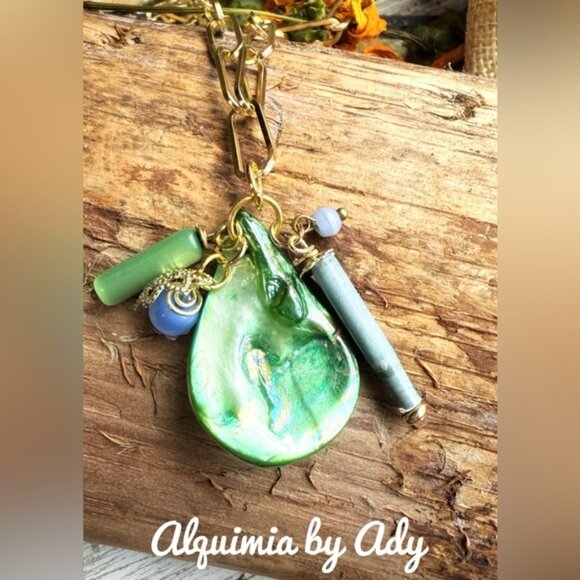 Gold and cat's eye multi charms shell necklace - Picture 2 of 6